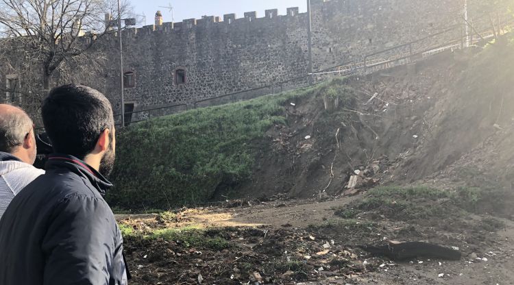 Revistant els danys del temporal al seu pas pel castell d'Hostalric. ERC