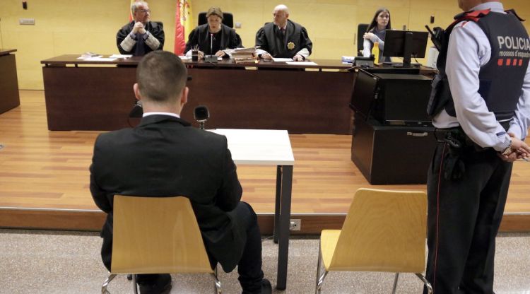 D'esquenes, l'acusat d'intentar assassinar una dona i els seus fills a Banyoles. ACN