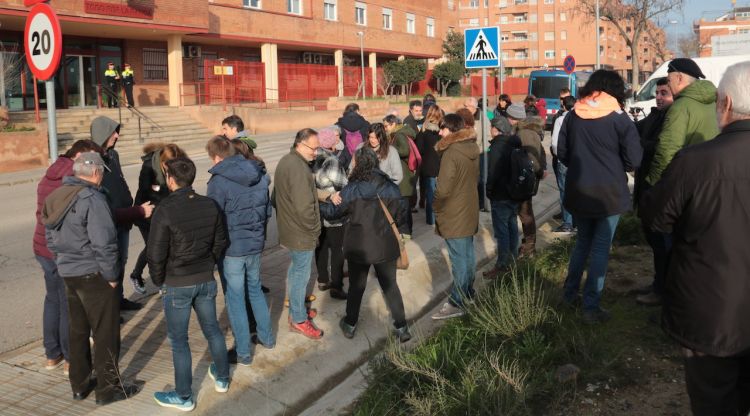 Lleidatans investigats pel tall de l'AP-7 a la Jonquera, davant de la comandància de la Guàrdia Civil a Lleida. ACN