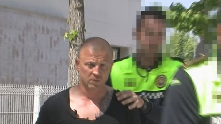 La policia amb un dels arrestats per l'assalt violent a Platja d'Aro © ACN