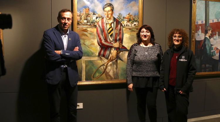 Les autoritats que aquest matí han presentat la mostra a Olot amb un quadre de Ramon de Capmany. ACN