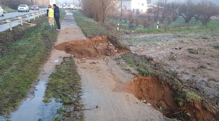 Pla general d'un esvoranc a la via verda de Bescanó (Gironès) pel temporal. ACN