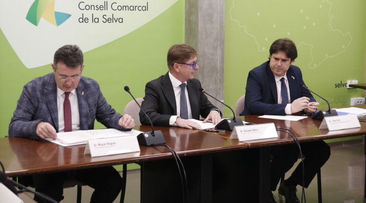 El president de la Diputació de Girona, Miquel Noguer, el president del Consell Comarcal de la Selva, Salvador Balliu, i el delegat del Govern a Girona, Pere Vila. ACN