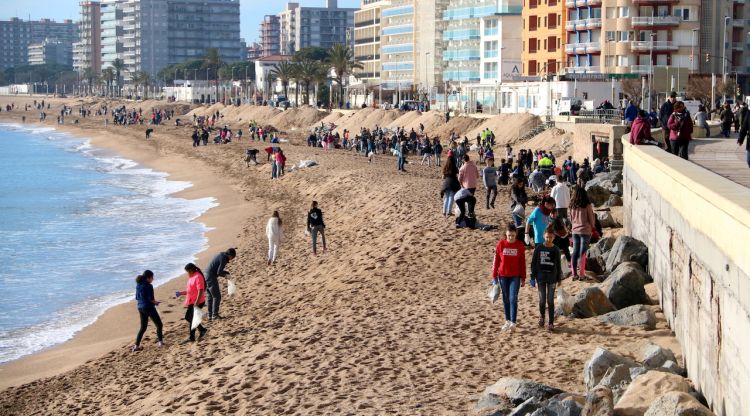 La gent que ha participat a la neteja de la platja de Blanes. ACN