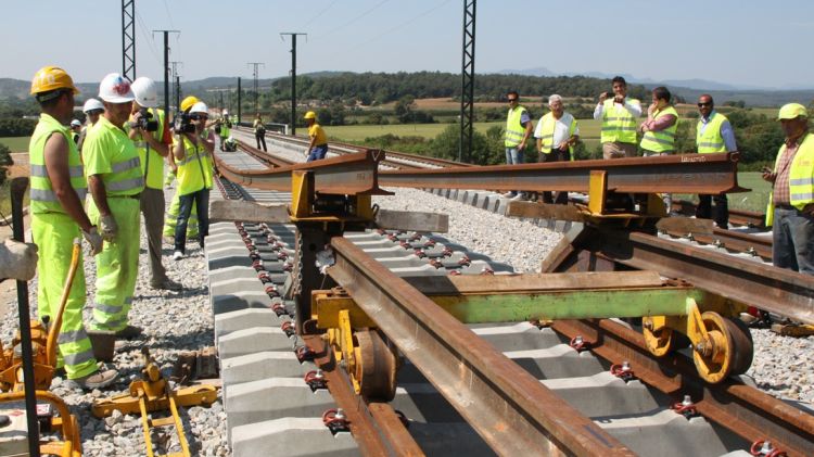 Els operaris del TAV muntant un tram de via de l'alta velocitat a l'alçada de Pontós © ACN