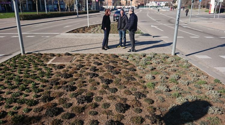 L'alcaldessa de Girona, Marta Madrenas, i el regidor de Sostenibilitat, Martí Terés, al nou espai enjardinat de la plaça d’Europa