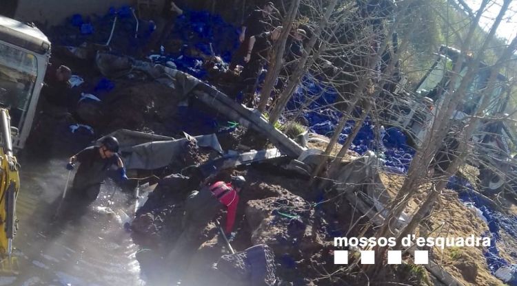 Moment en que els Mossos van recuperar la droga del camió accidentat el 26 de gener