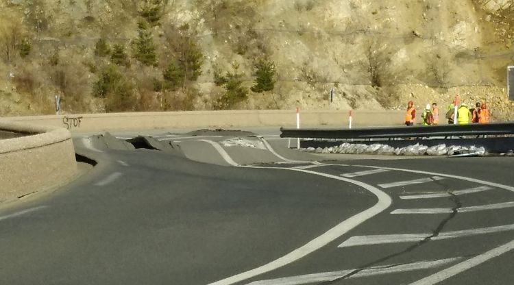 Pla general de l'RN116 al seu pas per Sautó (Conflent) on es veu part de la via enfonsada.