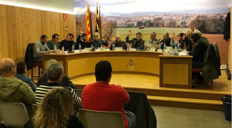 Es regidors de l'Ajuntament de Vidreres votant a favor de la municipalització de l'aigua durant el ple d'ahir