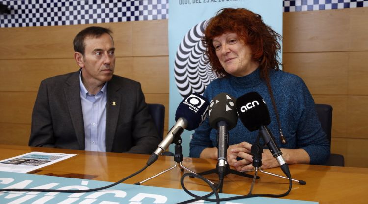 L directora del Sismògraf, Tena Busquets, i l'alcalde d'Olot, en la presentació de la nova edició. ACN