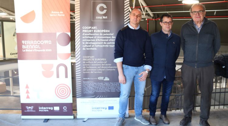 El tècnic de Promoció, Daniel Sabater, de l'alcalde de la Bisbal, Enric Marquès i el president dels ceramistes, Joan Vilà-Clara. ACN