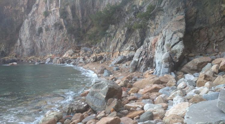 L'esllavissada al penya-segat del Golfet, on es poden veure roques de grans dimensions