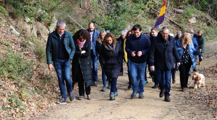 Els participants de l'acte de commemoració als republicans exiliats i deportats caminant per la Vajol fins al Coll del Lli. ACN