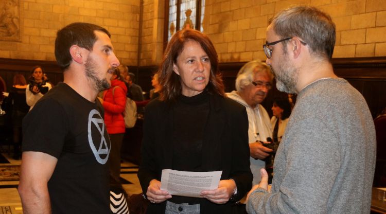L'alcaldessa de Girona, Marta Madrenas, rep l'escrit de la plataforma 'Girona pel clima' que insta l'Ajuntament a avançar en la lluita contra el canvi climàtic. ACN