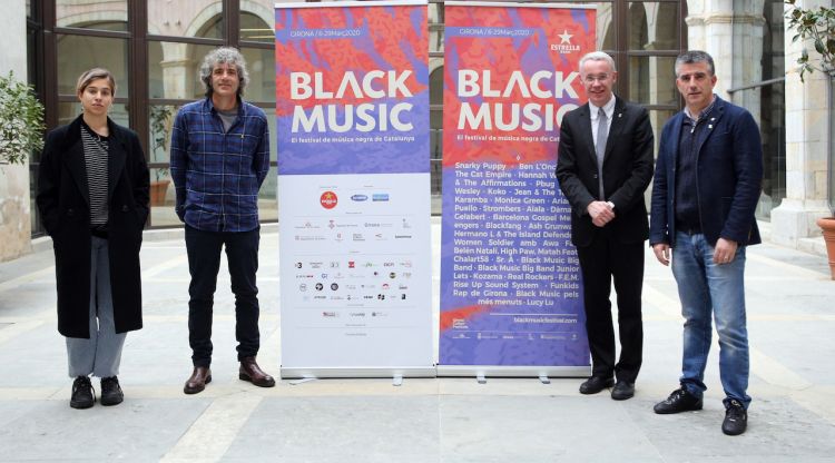 Les autoritats i Núria Fossas, membre del grup Kozama, en la presentació del Black Festival a Girona