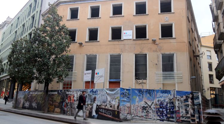 L'edifici de l'antiga Central del Molí, amb l'obra sense moviment, avui. ACN