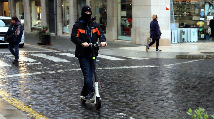 Un jove circulant per la Rambla de Figueres en patinet elèctric. ACN