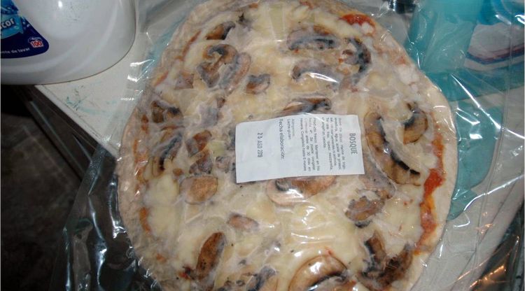 Una de les pizzes clandestines ja preparada que distribuïen els dos detinguts a Zuara. ACN