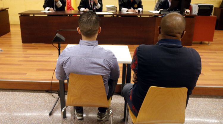 El processat per maltractar i violar la fillastra en un pis de Girona, davant del tribunal de l'Audiència. ACN