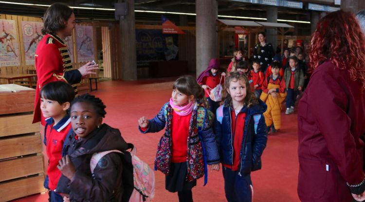 Els primers grups d'escolars entrant a la carpa per assistir a la preestrena de l'espectacle blau del Festival del Circ de Girona. ACN