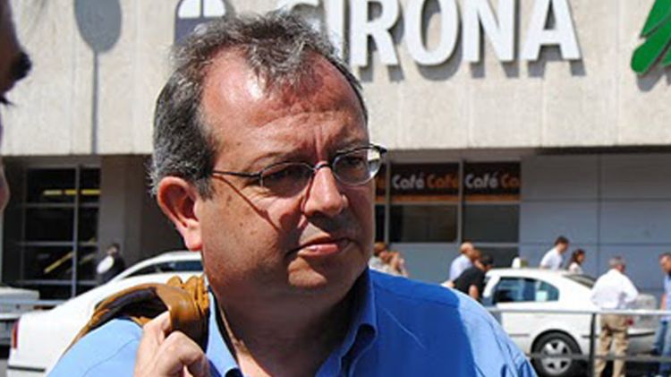 Joan Olòriz, acompanyat del diputat Salvador Milà, davant l'estació de tren on han parlat de mobilitat © ACN