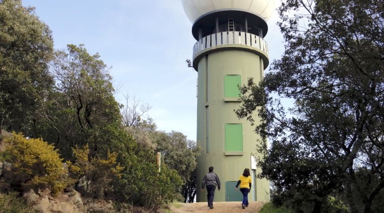 Dos guaites forestals arribant a la torre de vigilància del Puig d'Arques. ACN