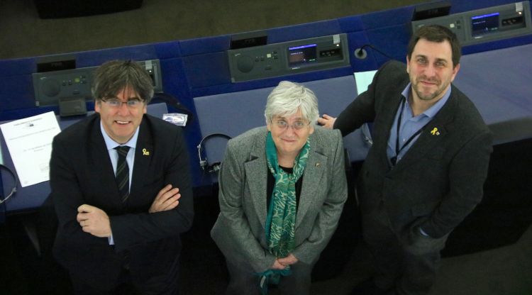 Els eurodiputats Toni Comín, Clara Ponsatí i Carles Puigdemont al seu escó a la seu del Parlament Europeu a Estrasburg. ACN