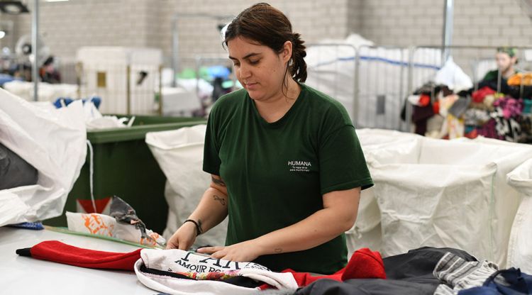 Una treballadora de la planta de triatge de roba que té Fundació Humana a l'Ametlla del Vallès