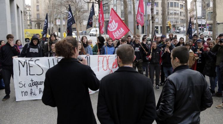 Concentració davant dels Jutjats de Girona de suport als militants de la Forja citats a declarar com a investigats. ACN