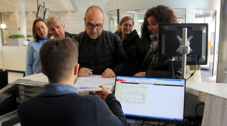 L'alcalde de Sarrià de Ter, Narcís Fajula, presentant les al·legacions a la Generalitat per la renovació de l'autorització ambiental d'Hinojosa. ACN