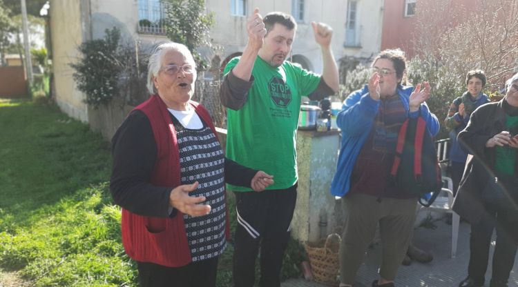 L'Emilia i el seu fill amb la casa al darrera després de saber que s'havia suspès el desnonament. ACN