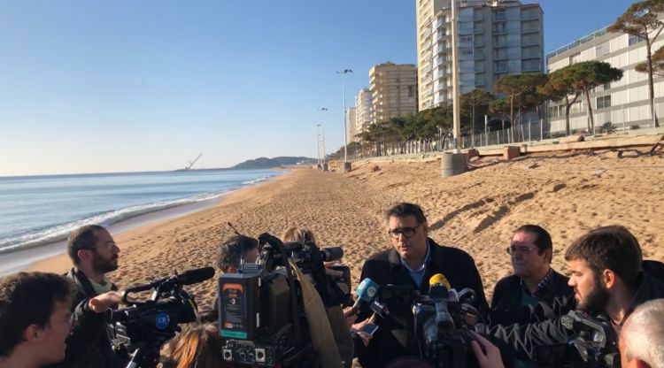 L'alcalde de Platja d'Aro desgranant des destrosses del temporal Gloria la passeig marítim (arxiu)