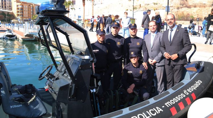 El conseller d'Interior, Miquel Buch, i d'agents de la unitat subaquàtica dels Mossos d'Esquadra en una de les embarcacions del cos. ACN