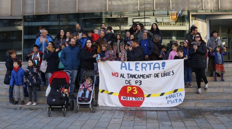 La protesta de famílies de l'escola Marta Mata de Girona a les portes de l'edifici de la Generalitat. ACN