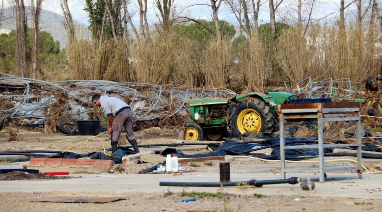 L'home de la Wafaa Shimi arreglant la part exterior de la casa desvastada després del pas del temporal Gloria. ACN