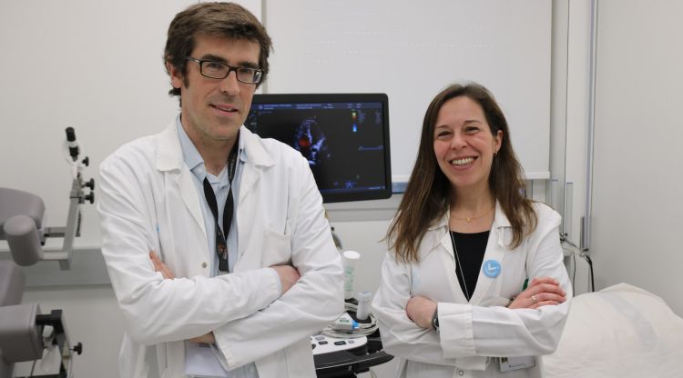 La doctora Laura Muntaner i del pediatra Marc Frigola amb una de les màquines de la unitat d'imatge del Trueta. ACN