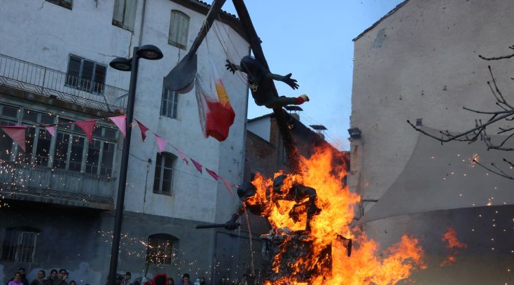 El monument amb els ninots del militar i els policies cremant a Ribes de Freser. ACN