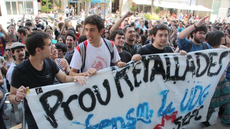 Una de les pancartes que hi havia a la manifestació de Girona en contra de les retallades de la UdG © ACN