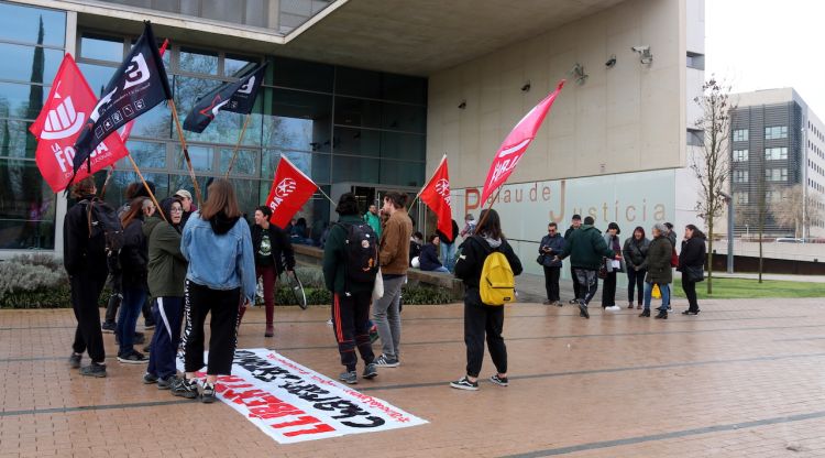 Concentració de suport a l'exterior del Palau de Justícia coincidint amb la vista per resoldre el recurs d'apel·lació per als dos joves empresonats. ACN