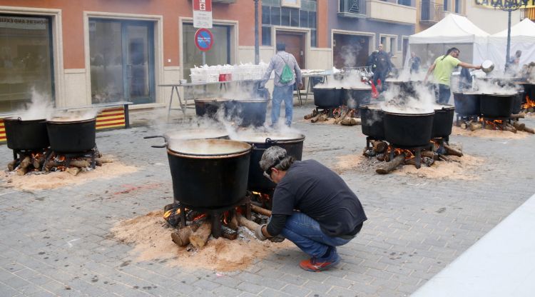 Els cuiners i les peroles per elaborar el Ranxo a Vidreres. ACN