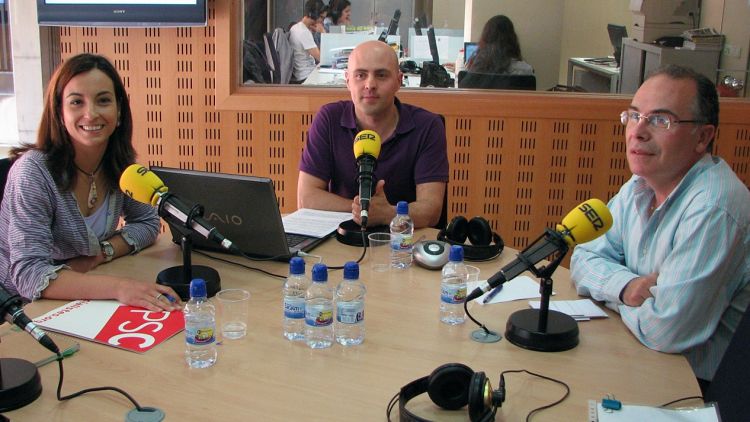 Iolanda Pineda (PSC) i Jaume Torramadé (CiU) en el cara a cara organitzat per Ràdio Girona © ACN