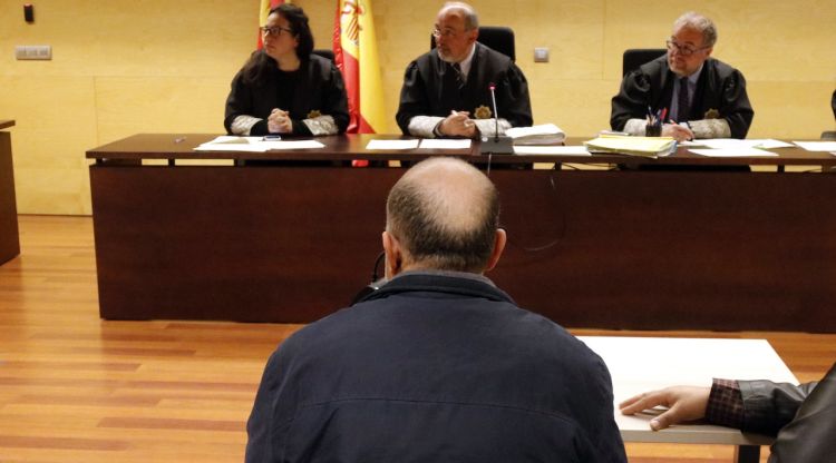 L'acusat de portar 600 euros falsos al damunt, d'esquenes davant del tribunal de l'Audiència de Girona. ACN