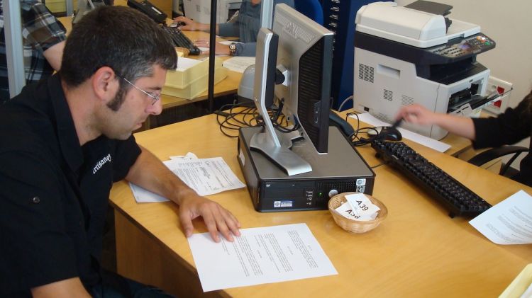 Jordi Navarro entrant la moció al registre de l'Ajuntament aquest matí © AG