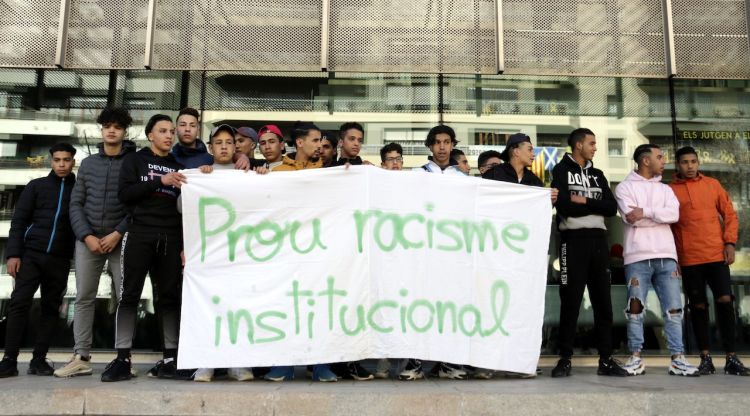 Un grup de menors residents al centre de primera acollida l'Estany durant una manifestació aquest mes de febrer. ACN