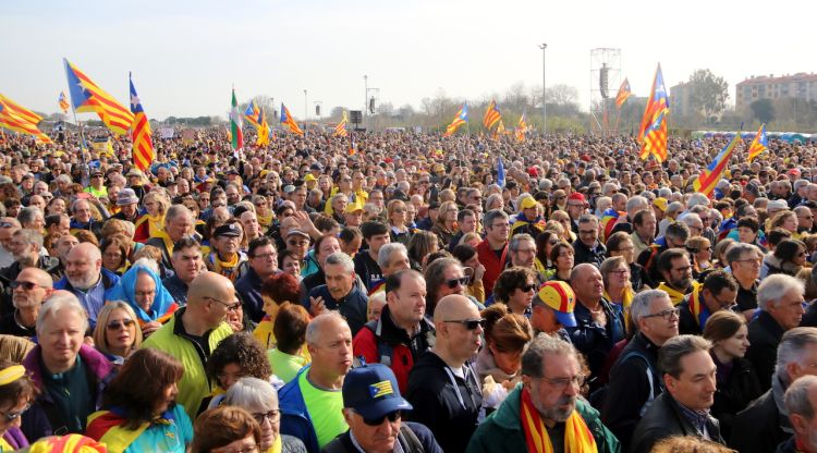Milers de persones omplen el Parc de les Exposicions de Perpinyà en l'acte del Consell per la República. ACN