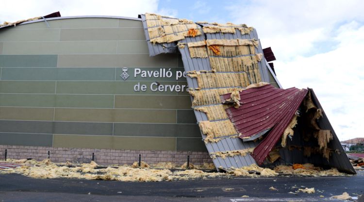 El pavelló poliesportiu de Cervera on el vent ha arrencat una part de la coberta. ACN