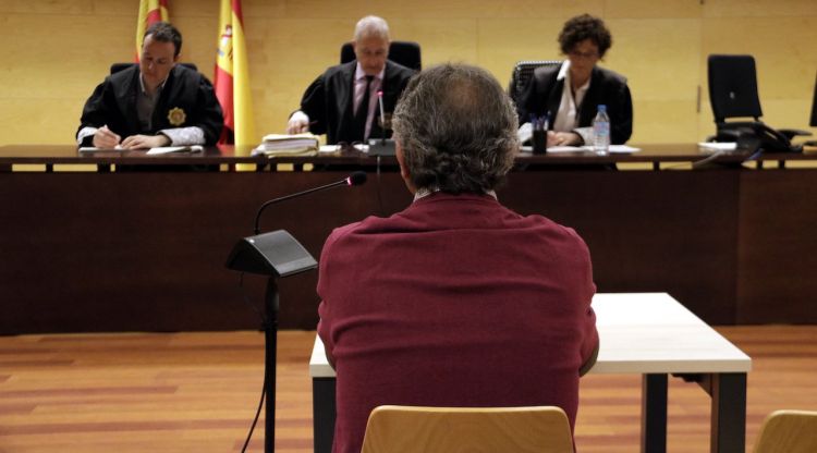 D'esquenes, l'acusat d'estafar i extorquir una veïna de Girona. ACN