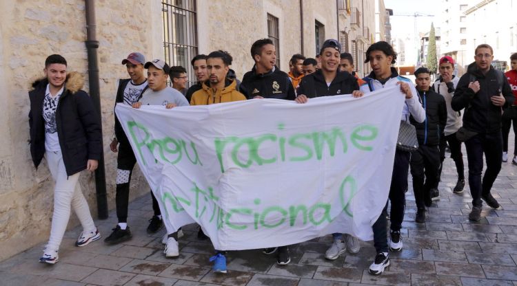 Usuaris del centre de primera acollida l'Estany durant una manifestació el passat 27 de febrer a Girona. ACN