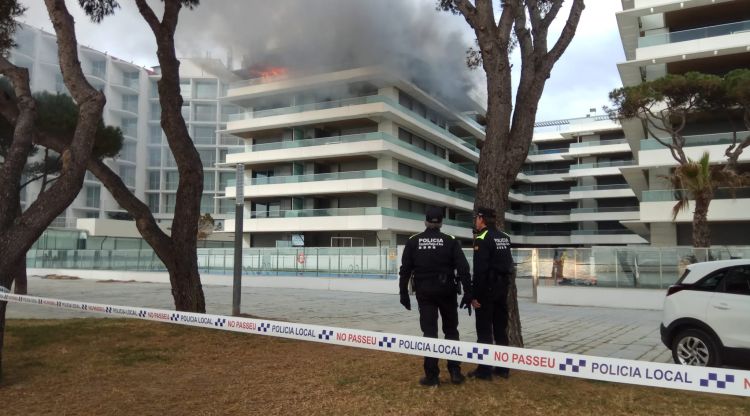 El bloc d'apartaments de luxe, en flames