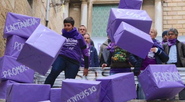 Un dels moments de l'acció reivindicativa organitzada per la UGT a les escales de la pujada de Sant Domènec a Girona. ACN